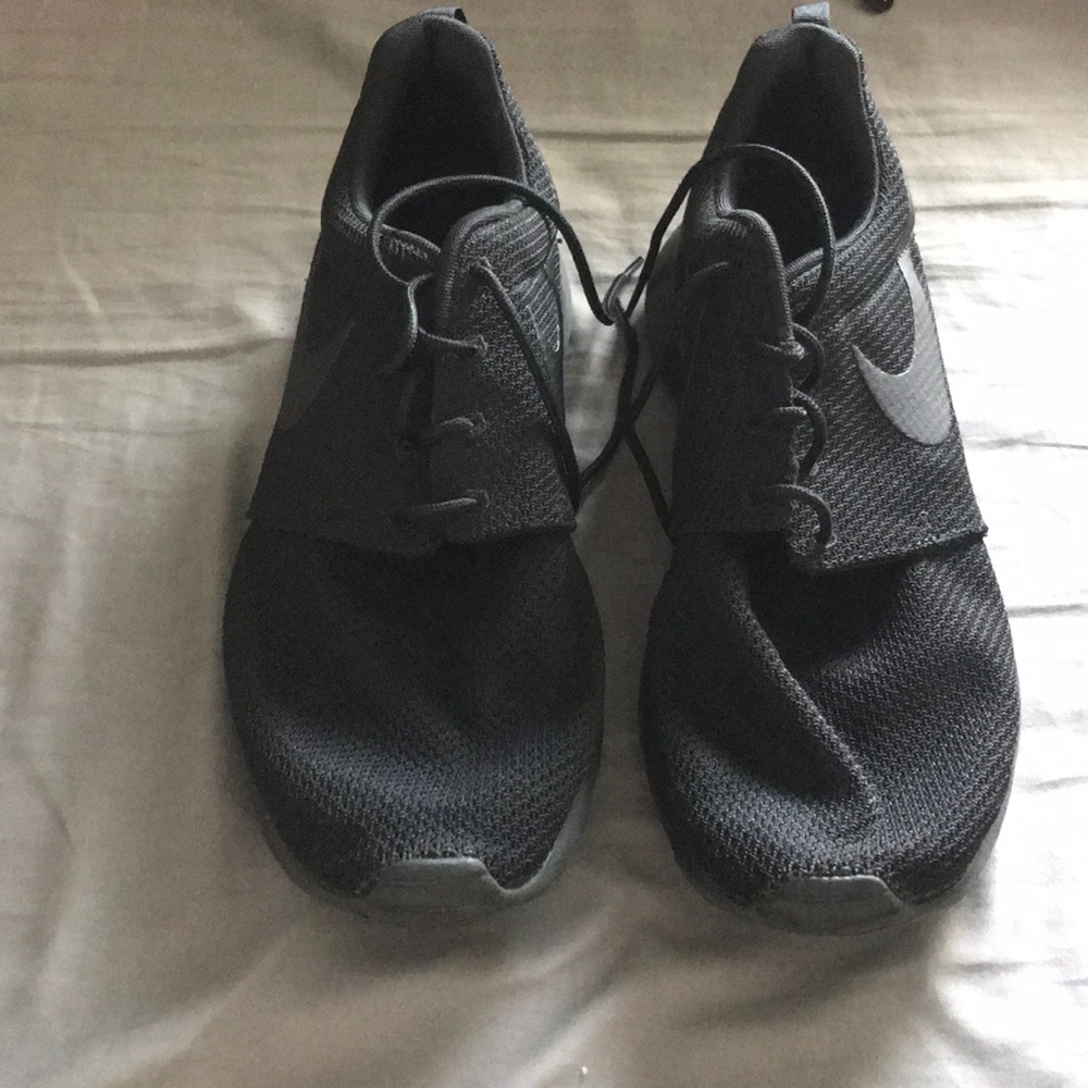 Black size 12 men’s Nike roshe